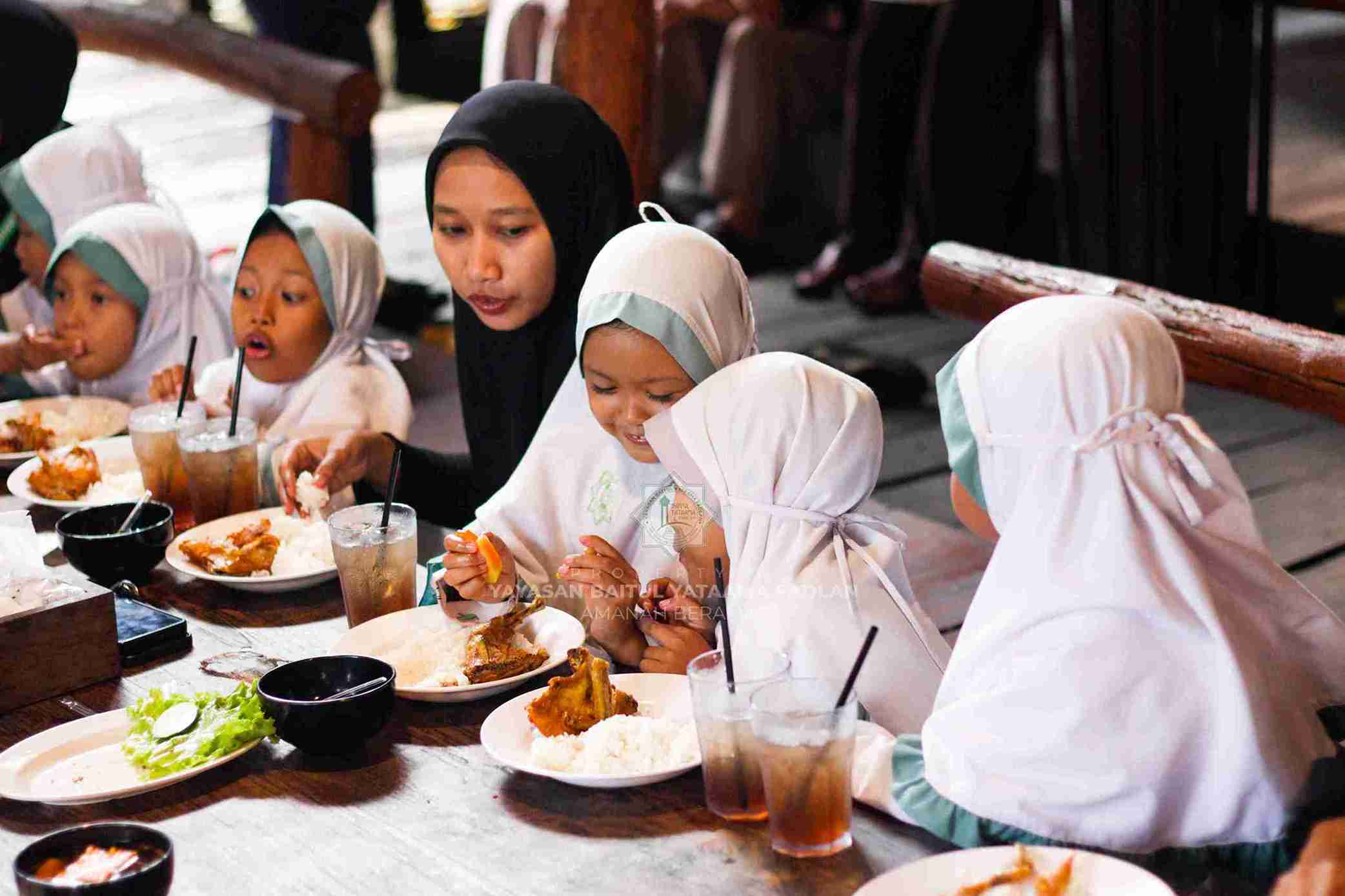 Foto Dokumentasi Anak Yatim